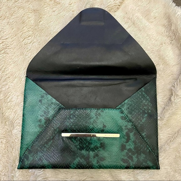 Envelope Snakeskin Clutch Green BCBGMAXAZRIA - Picture 4 of 7
